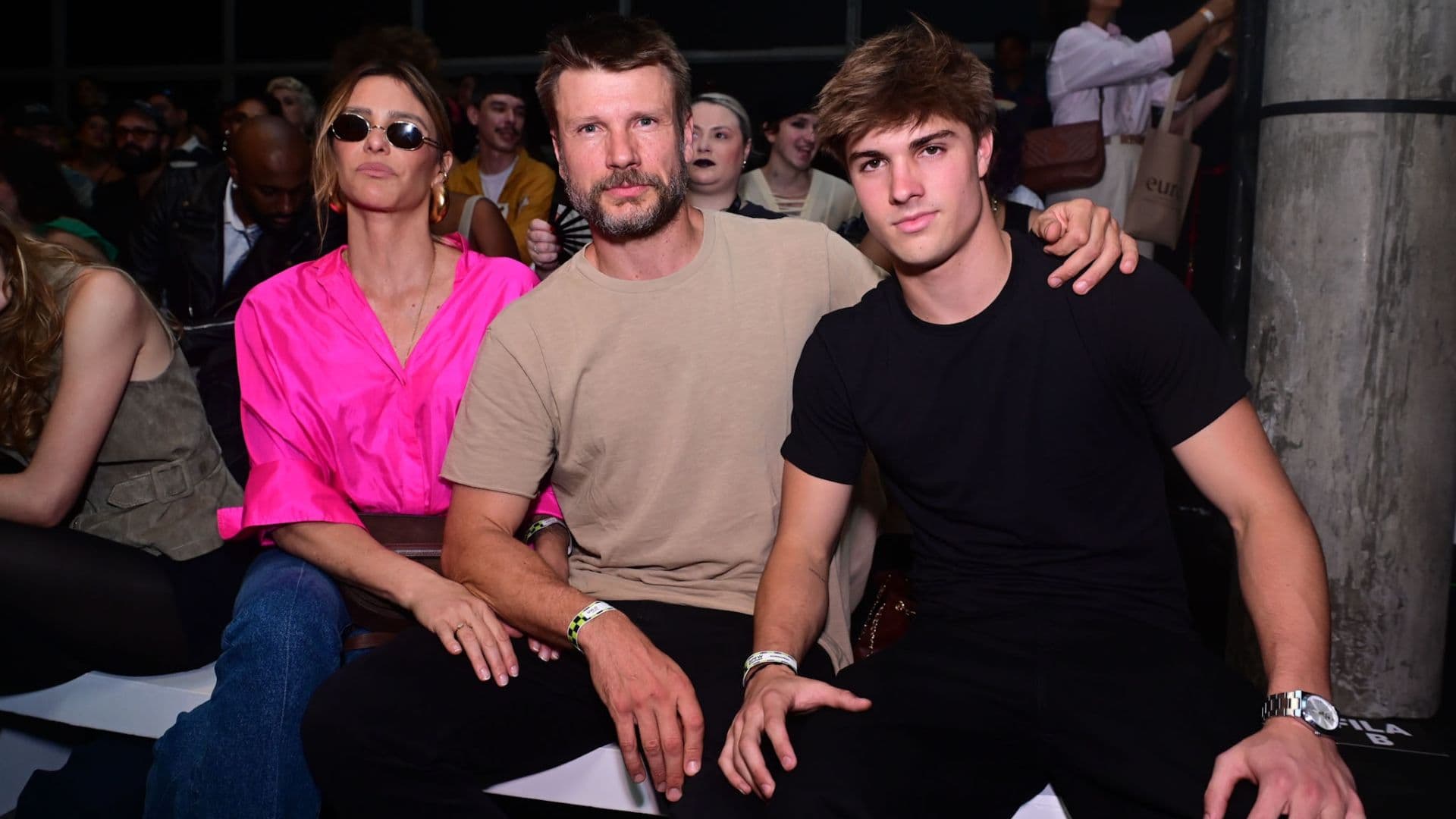 Fernanda Lima e Rodrigo Hilbert prestigiam o filho, João, na SPFW