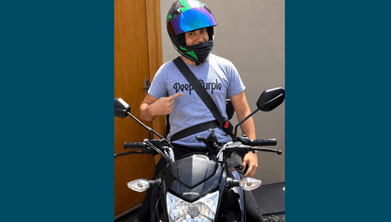 Homem tem multa por não usar cinto em moto cancelada após erro
