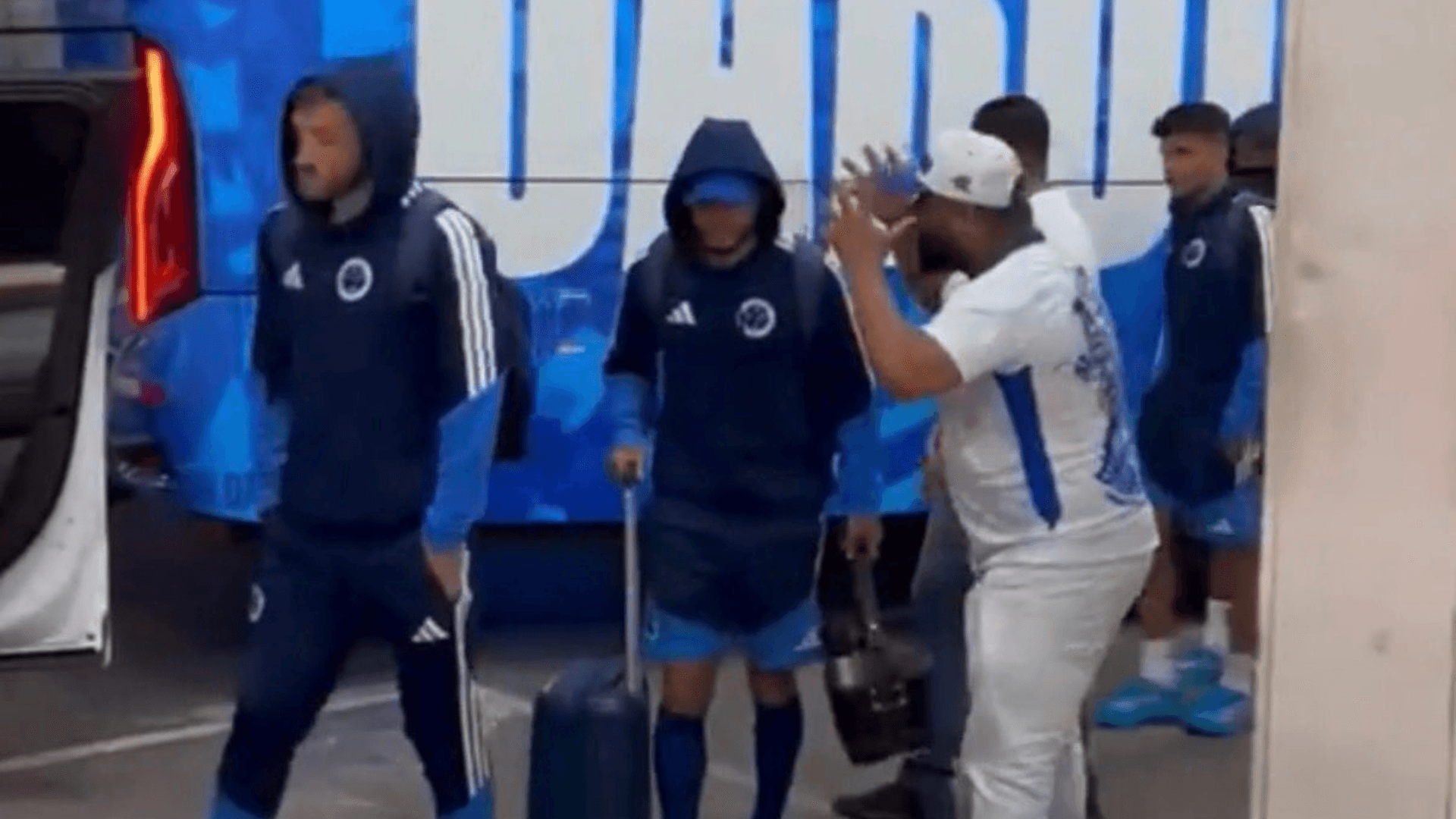 Jogadores do Cruzeiro são recebidos com protesto da torcida em Minas Gerais