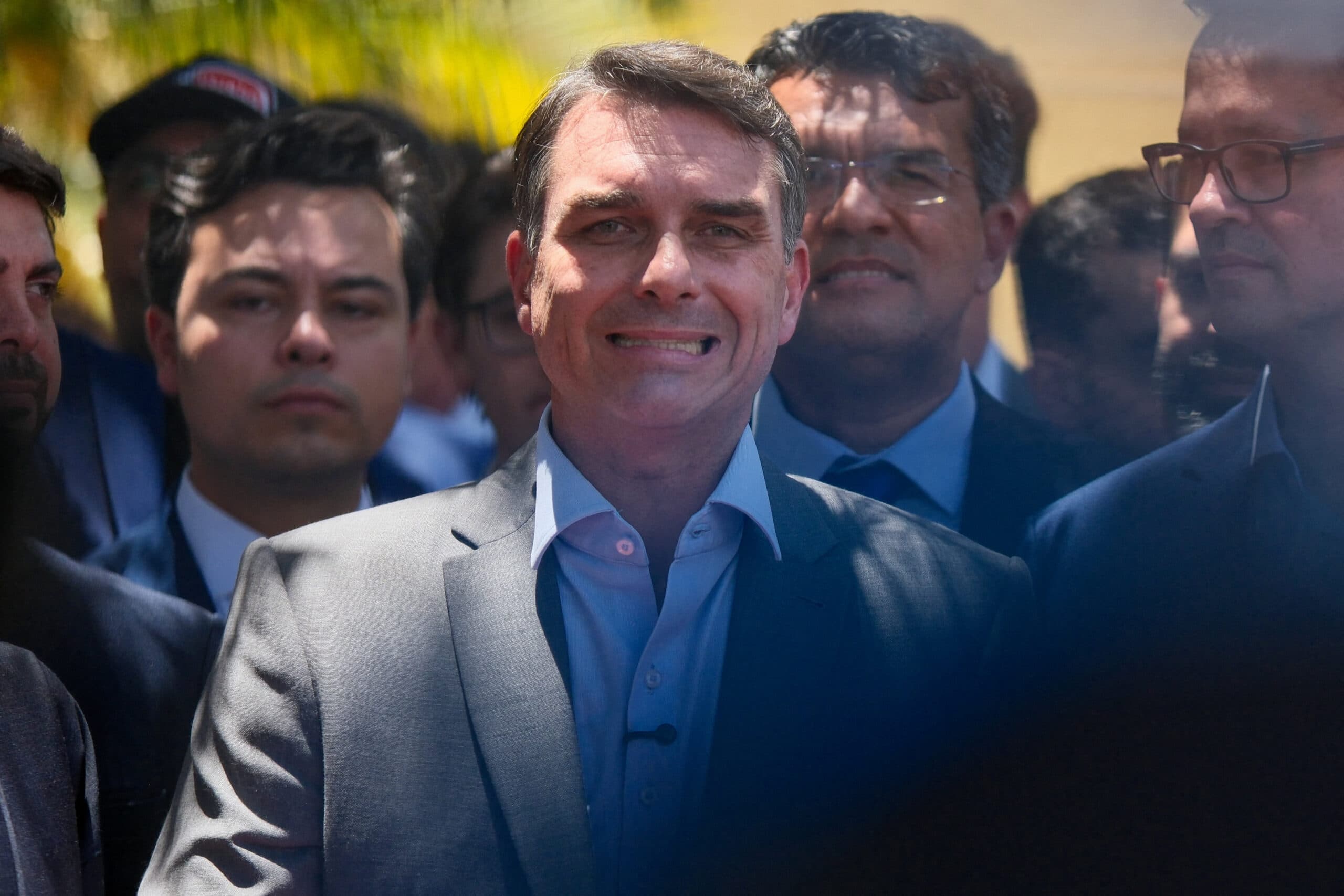Flávio Bolsonaro participa de missa na Catedral de Brasília