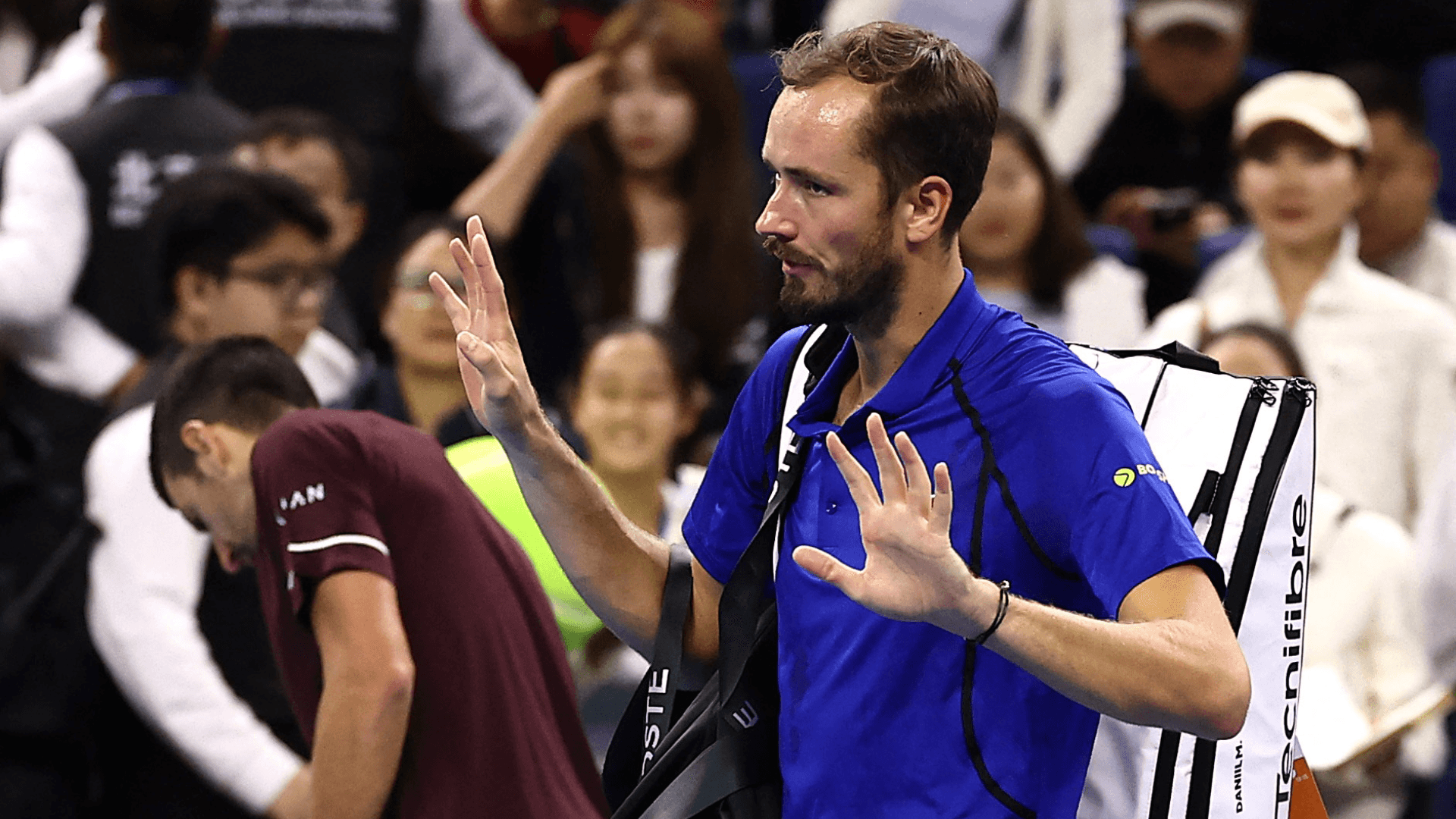 Medvedev acerta bolada em torcedor, é eliminado e Djokovic vai à final