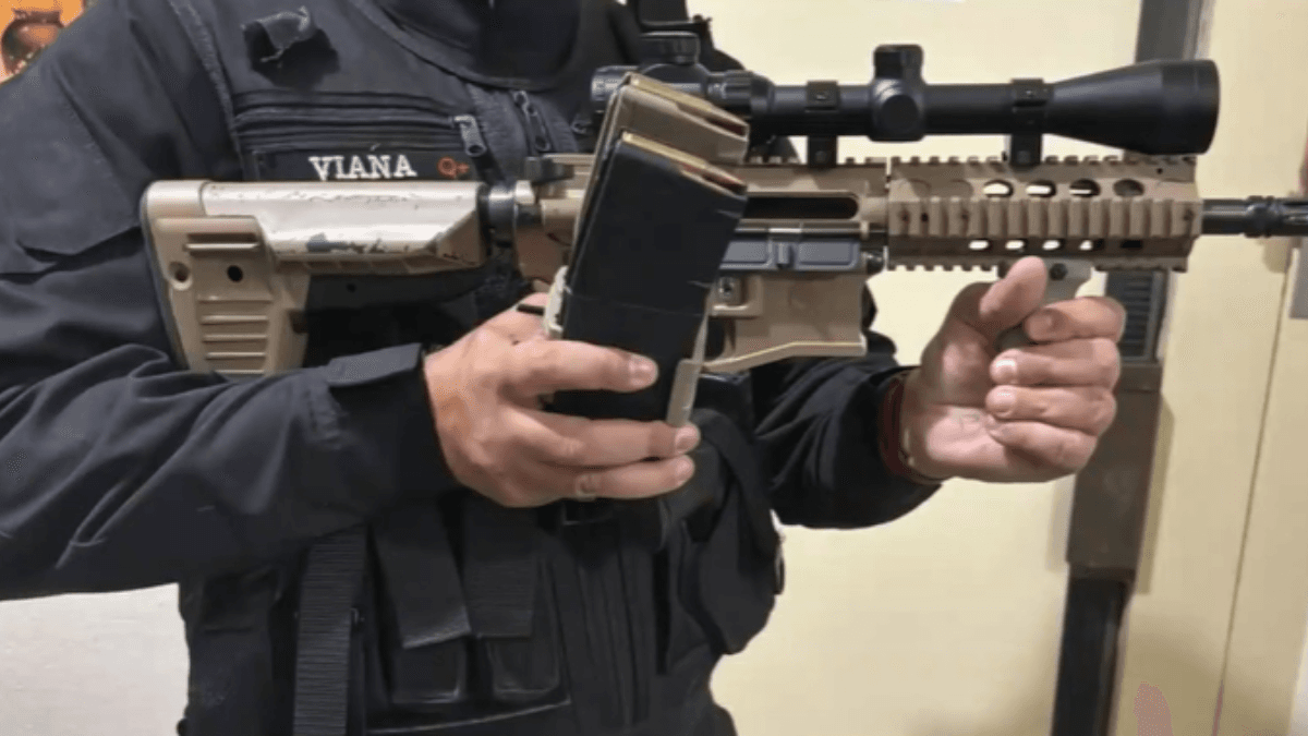 PF prende policiais e apreende fuzis em operação contra quadrilha do TCP