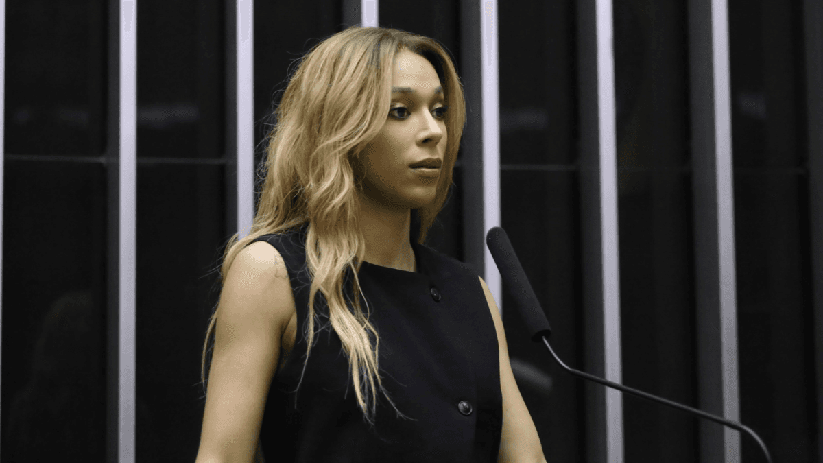 Erika Hilton aciona TSE contra canal ‘Tropa do Flávio’ no WhatsApp