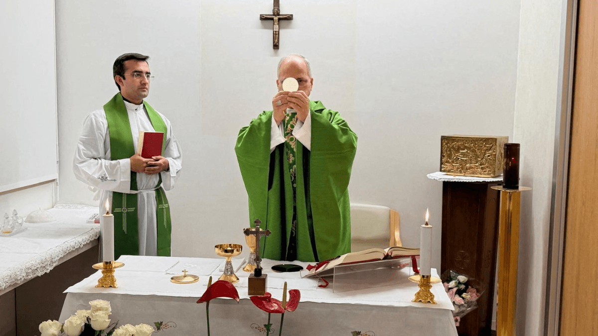 No hospital, papa Leão XIV celebra missa e agradece equipe médica