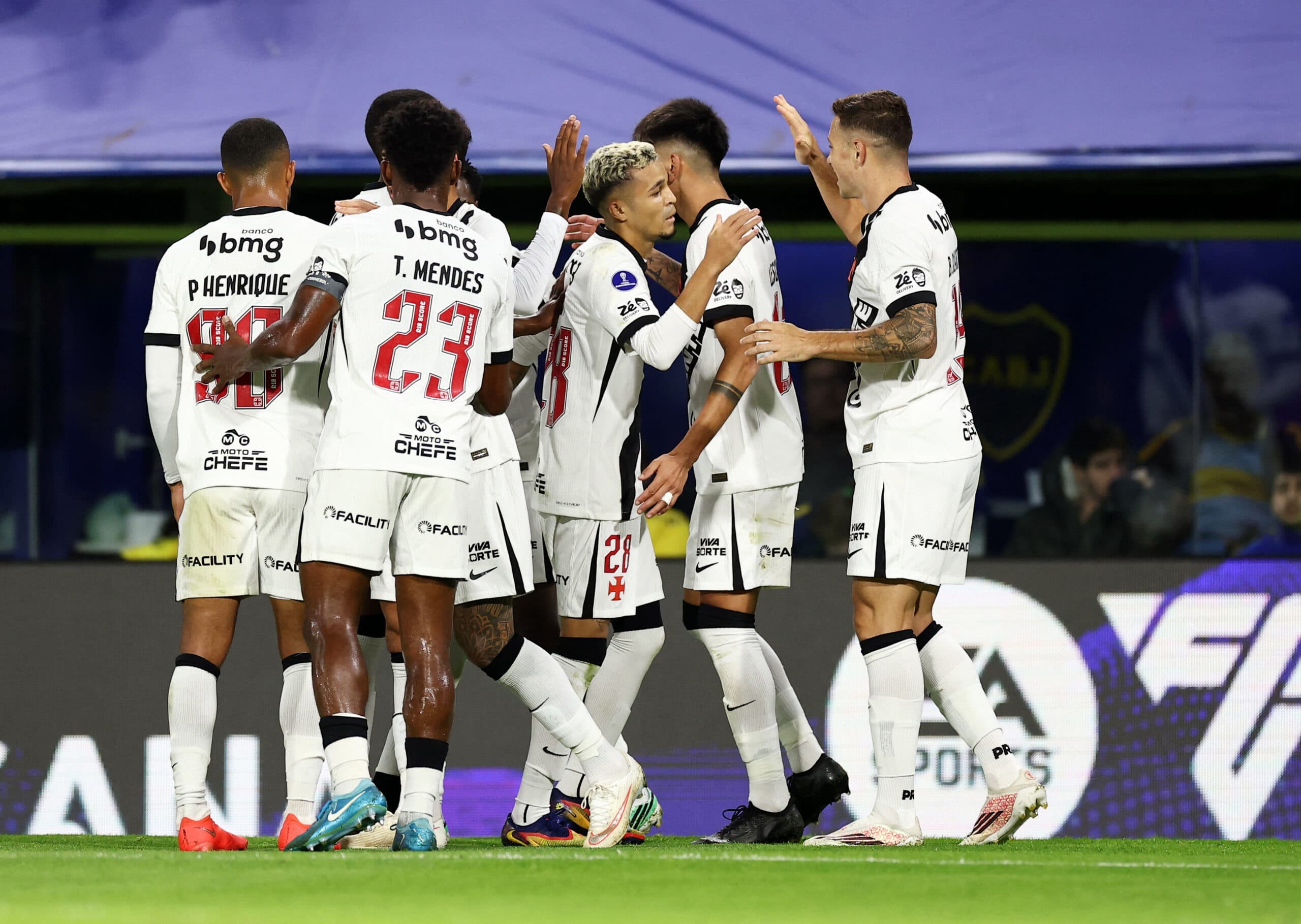 Vasco sofre com expulsão, mas bate Boca Juniors na semi da Sul-Americana