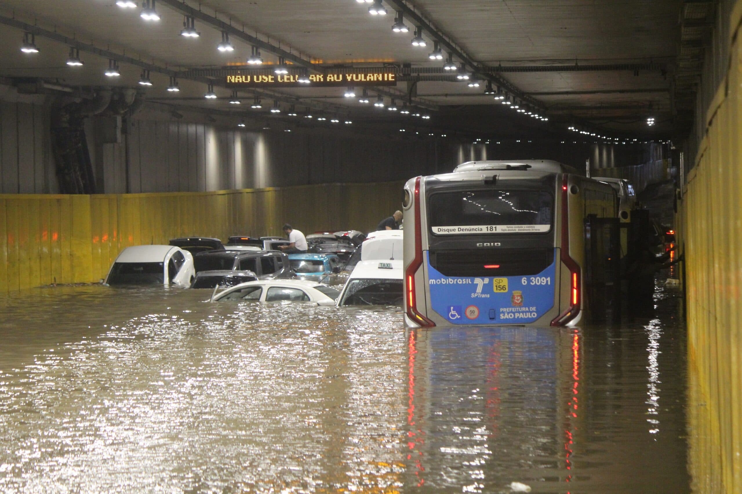Tarcísio diz que túnel do Anhangabaú deveria ter sido fechado durante chuva em SP