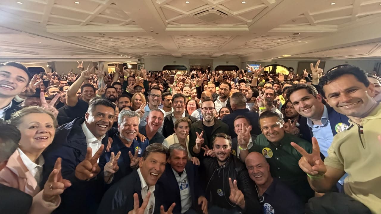 Moro reúne 230 prefeitos em Curitiba em apoio a Flávio Bolsonaro