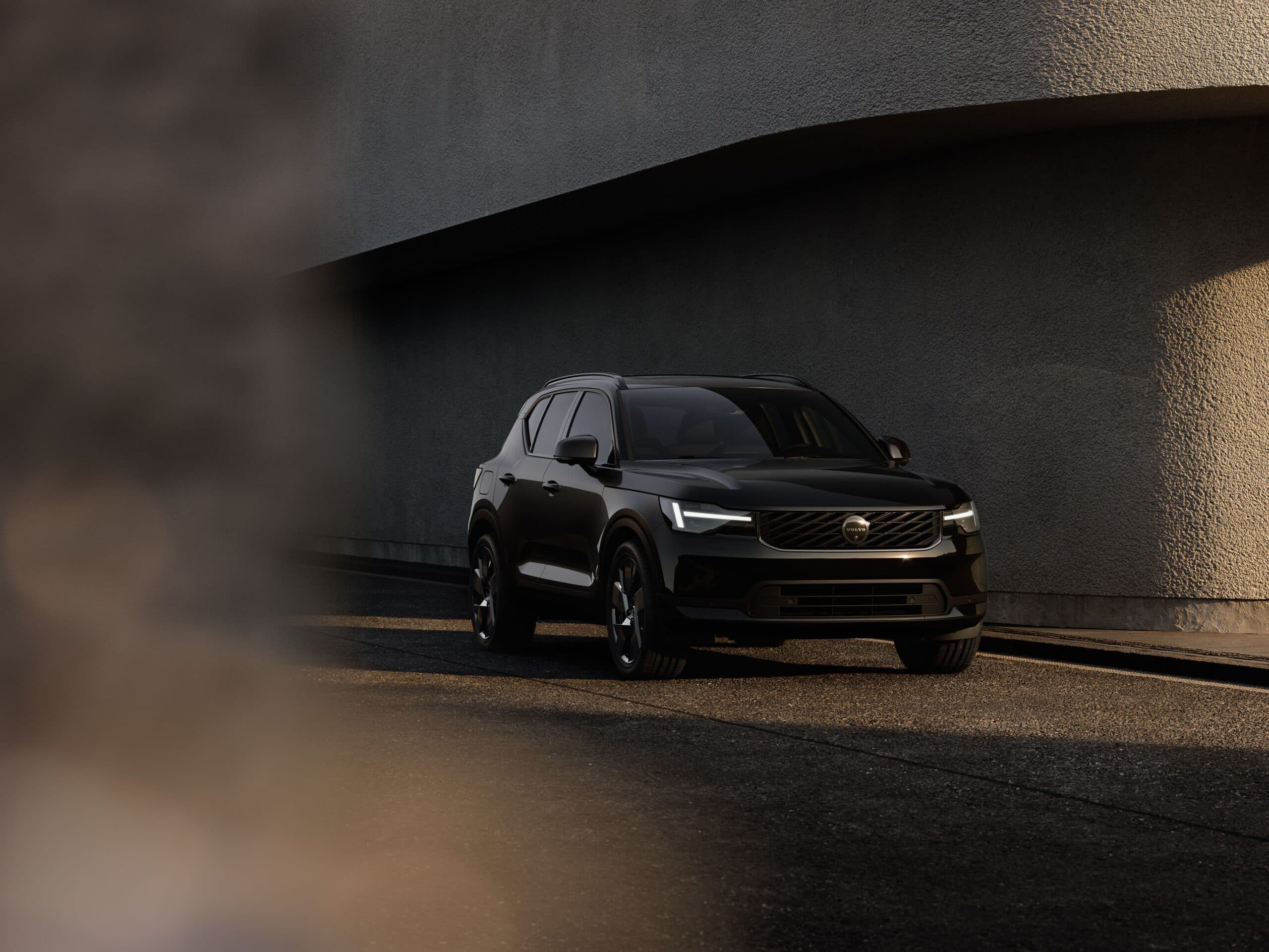 Volvo muda estratégia e terá XC40 híbrido no Brasil em 2027