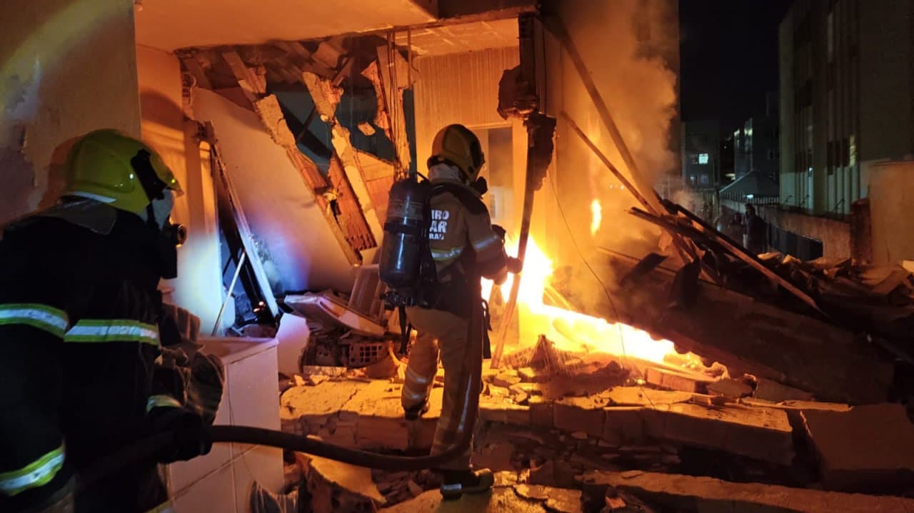Homem morre carbonizado após gás de cozinha explodir e incendiar casa