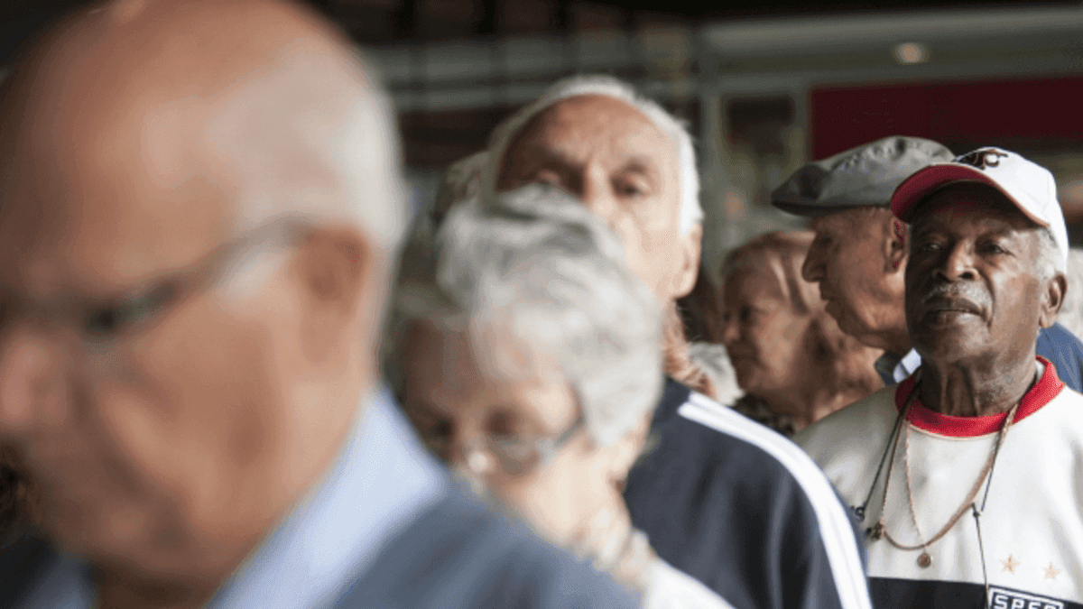 Estudo revela que 43% dos idosos temem quedas em calçadas irregulares
