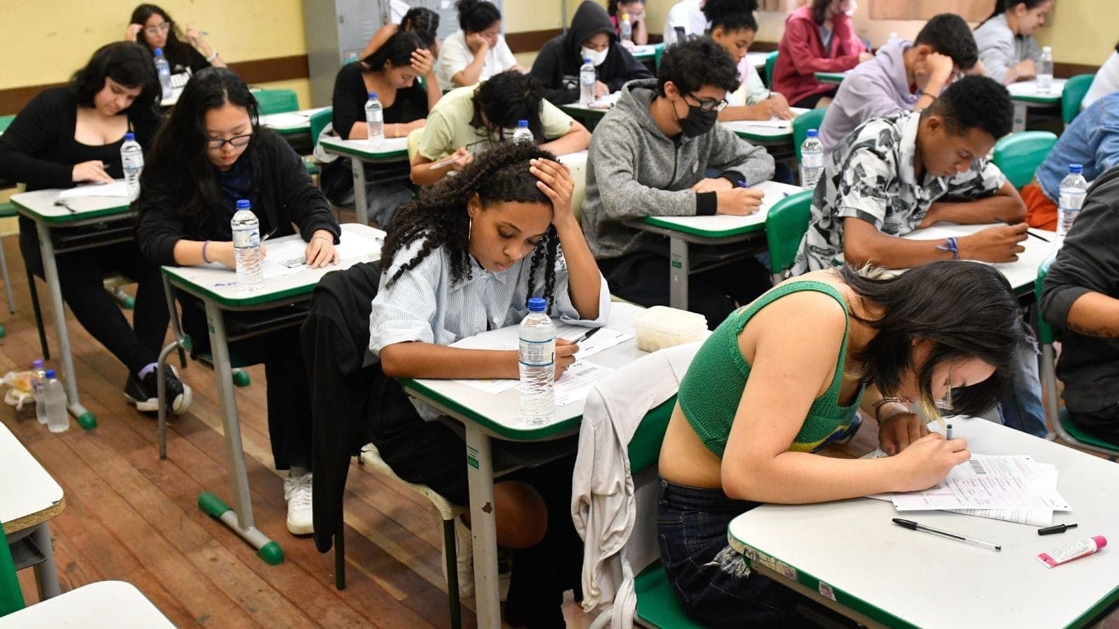 Governo anuncia extensão do programa Pé-de-Meia para universitários em 2027