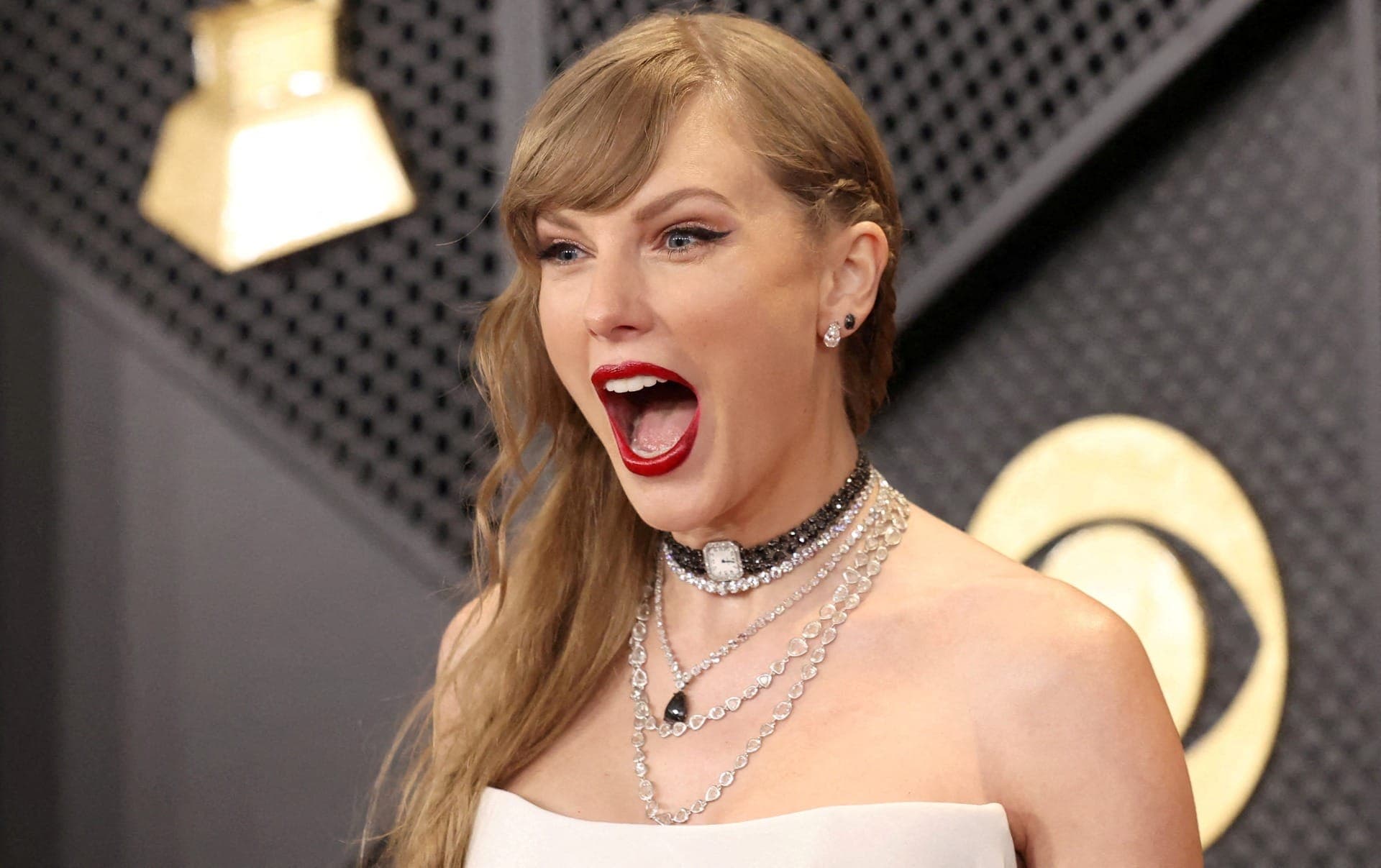 Taylor Swift faz ponta surpresa em esquete de Law & Order no Emmy; assista