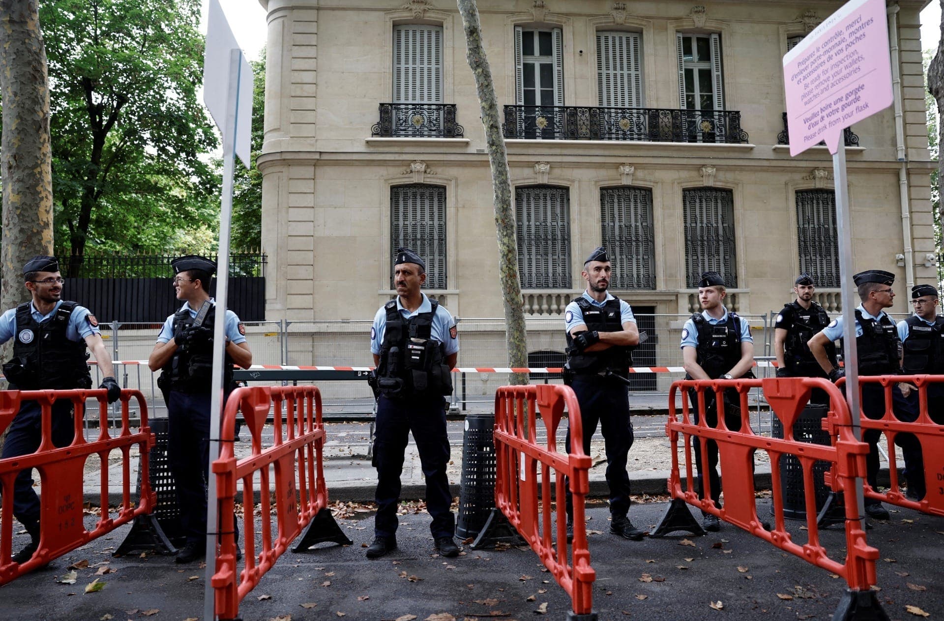 Checagem de turistas causa filas e focos de tumulto para a Abertura em Paris