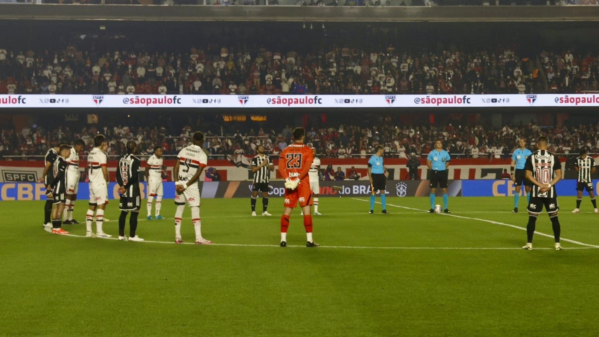 Em partida marcada por homenagens a Izquierdo, Atlético-MG vence o São Paulo