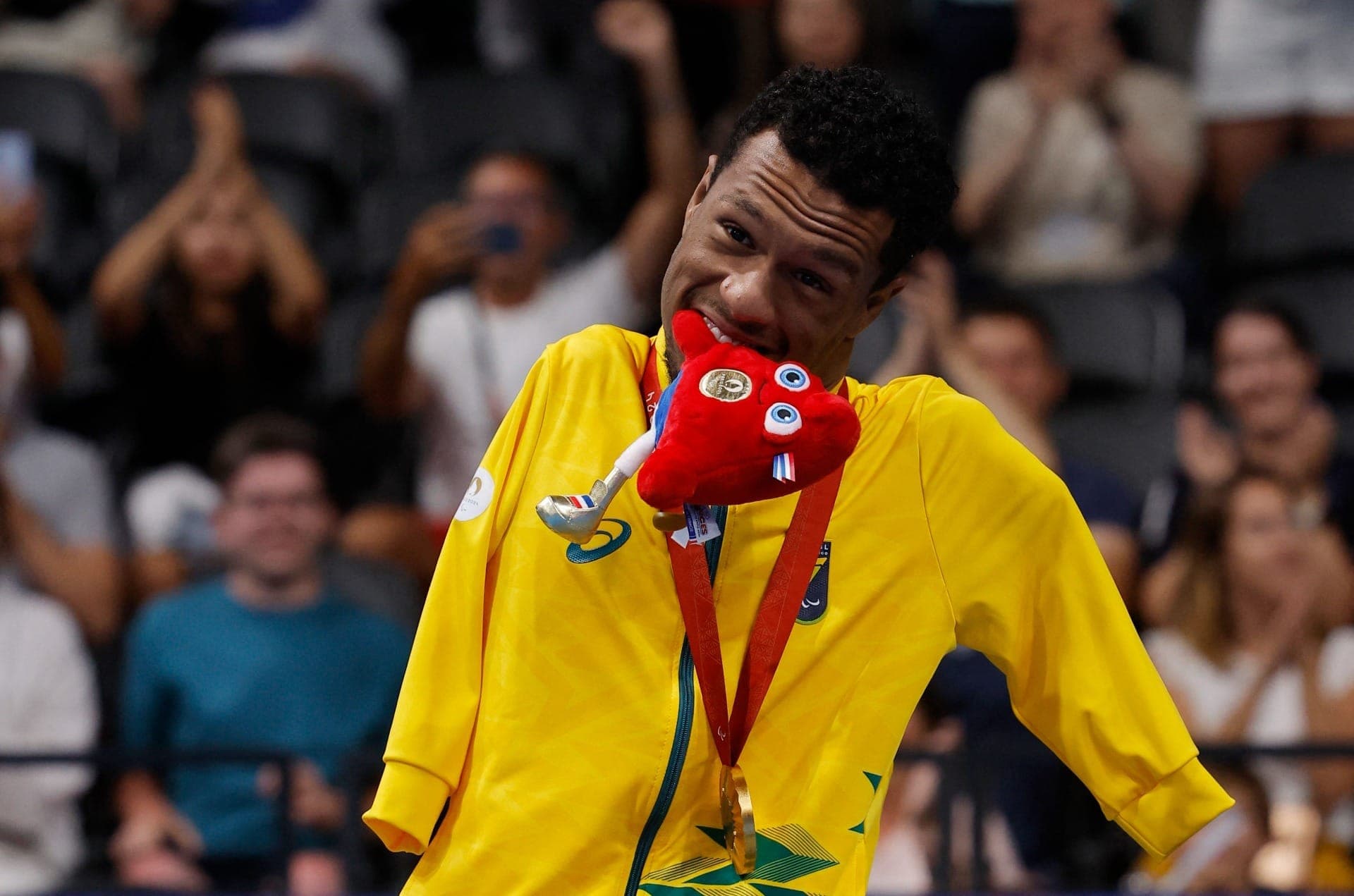 Gabrielzinho conquista 3º ouro, Carol Santiago bate recorde e gêmeas sobem ao pódio na natação