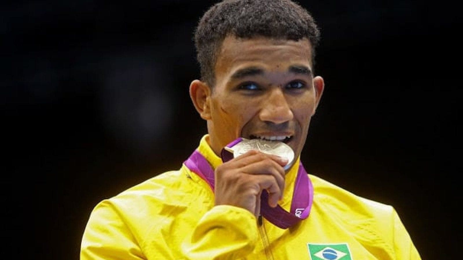 Esquiva Falcão vende medalha olímpica e desabafa; assista