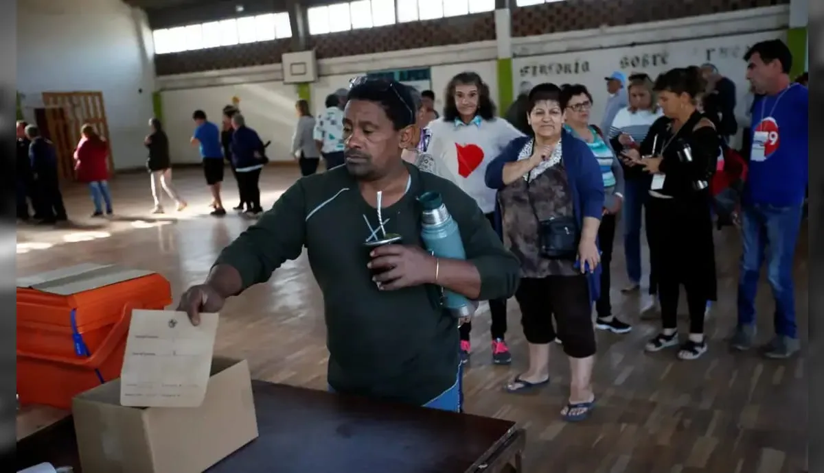 Uruguaios vão às urnas neste domingo para decidir novo presidente