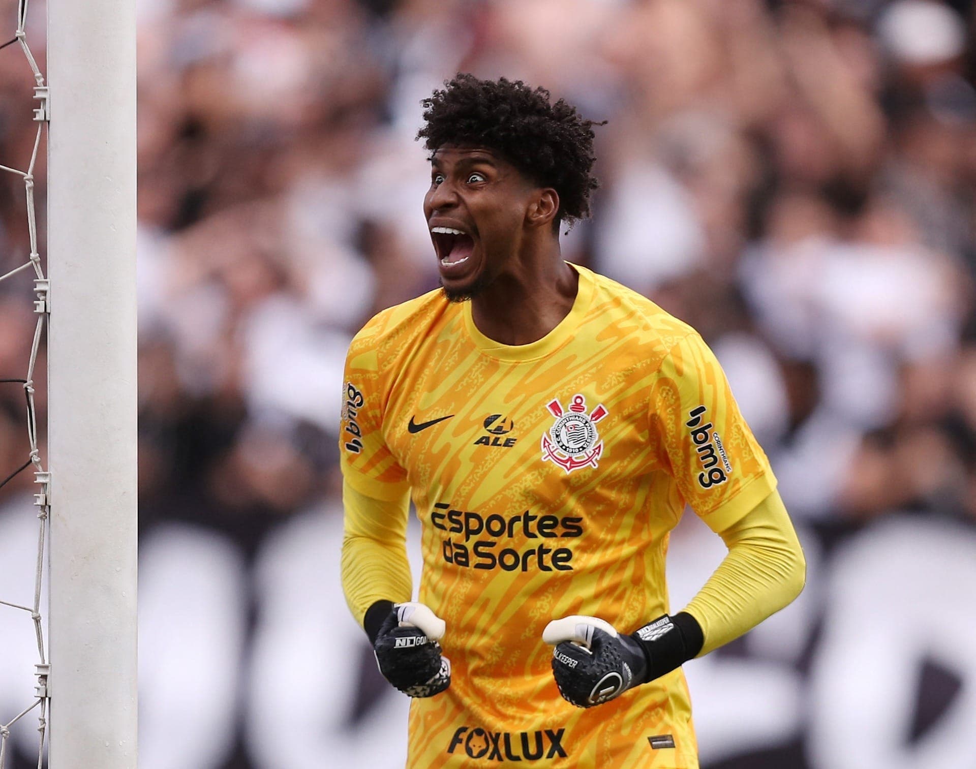 Corinthians paga Flamengo à vista e efetua a compra do goleiro Hugo Souza