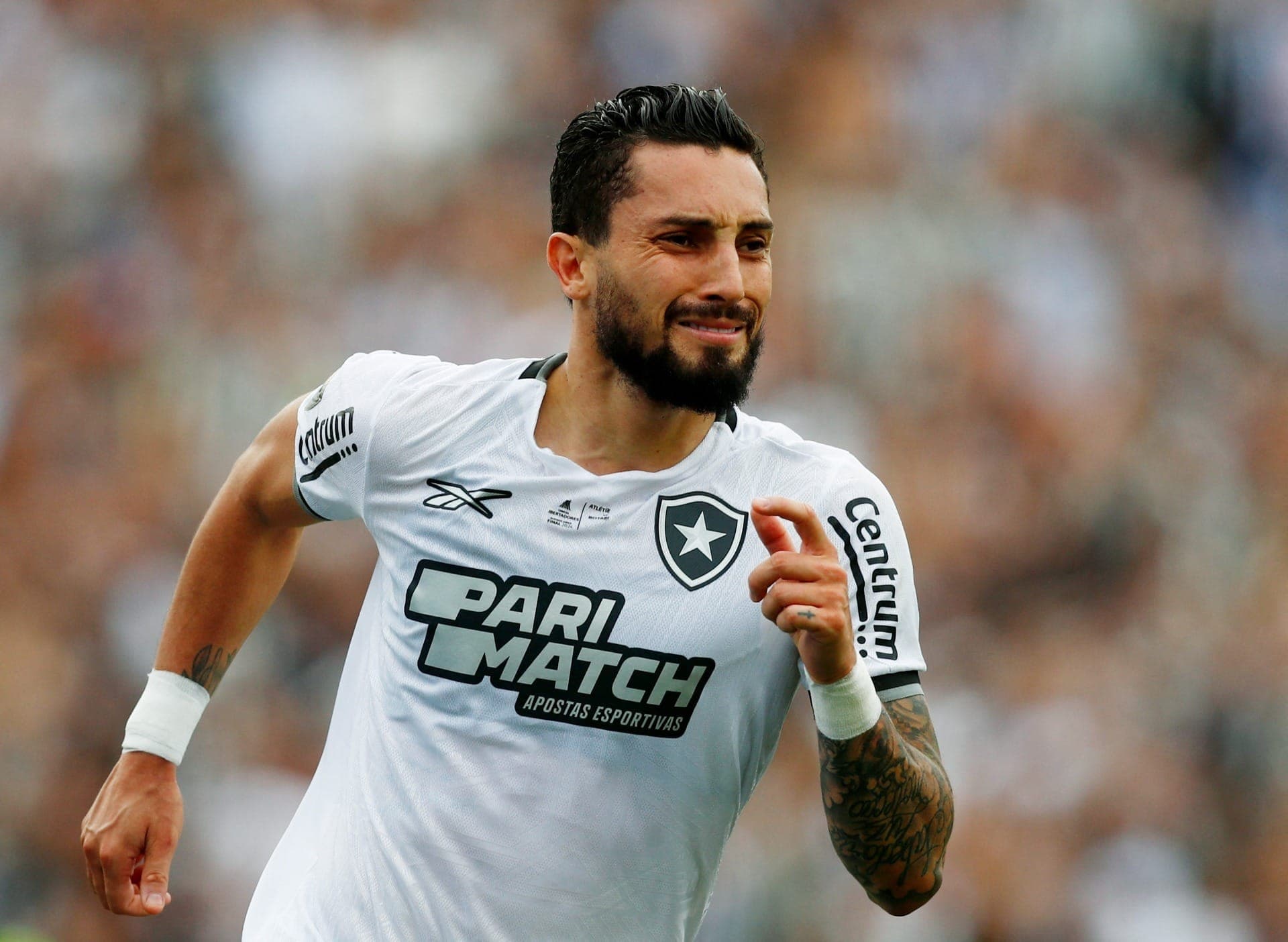 Alex Telles sente lesão no jogo contra o Flamengo e preocupa Botafogo