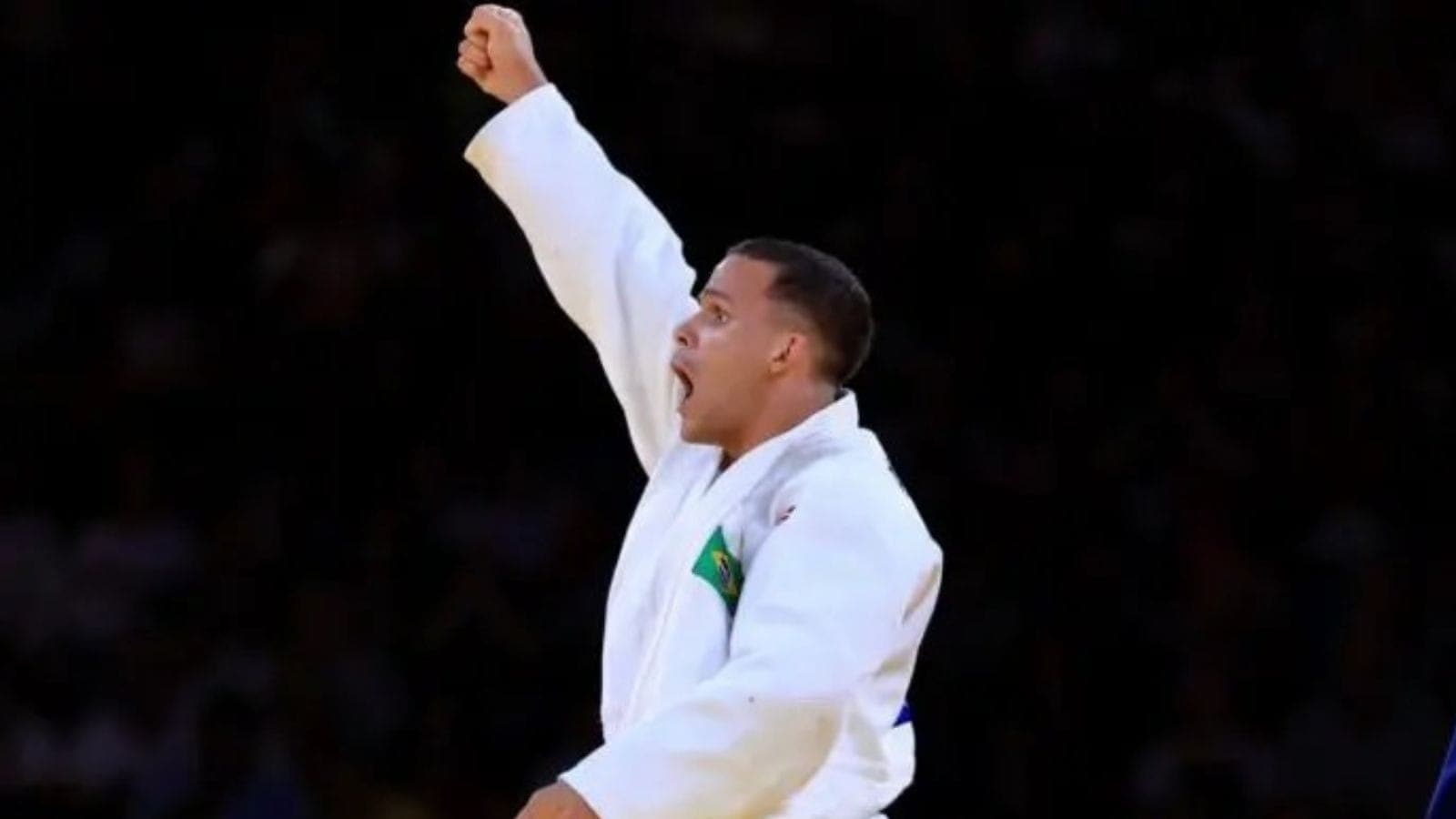 Medalha de ouro na Paralimpíada de 2024 detalha superação e se emociona com Hino no pódio