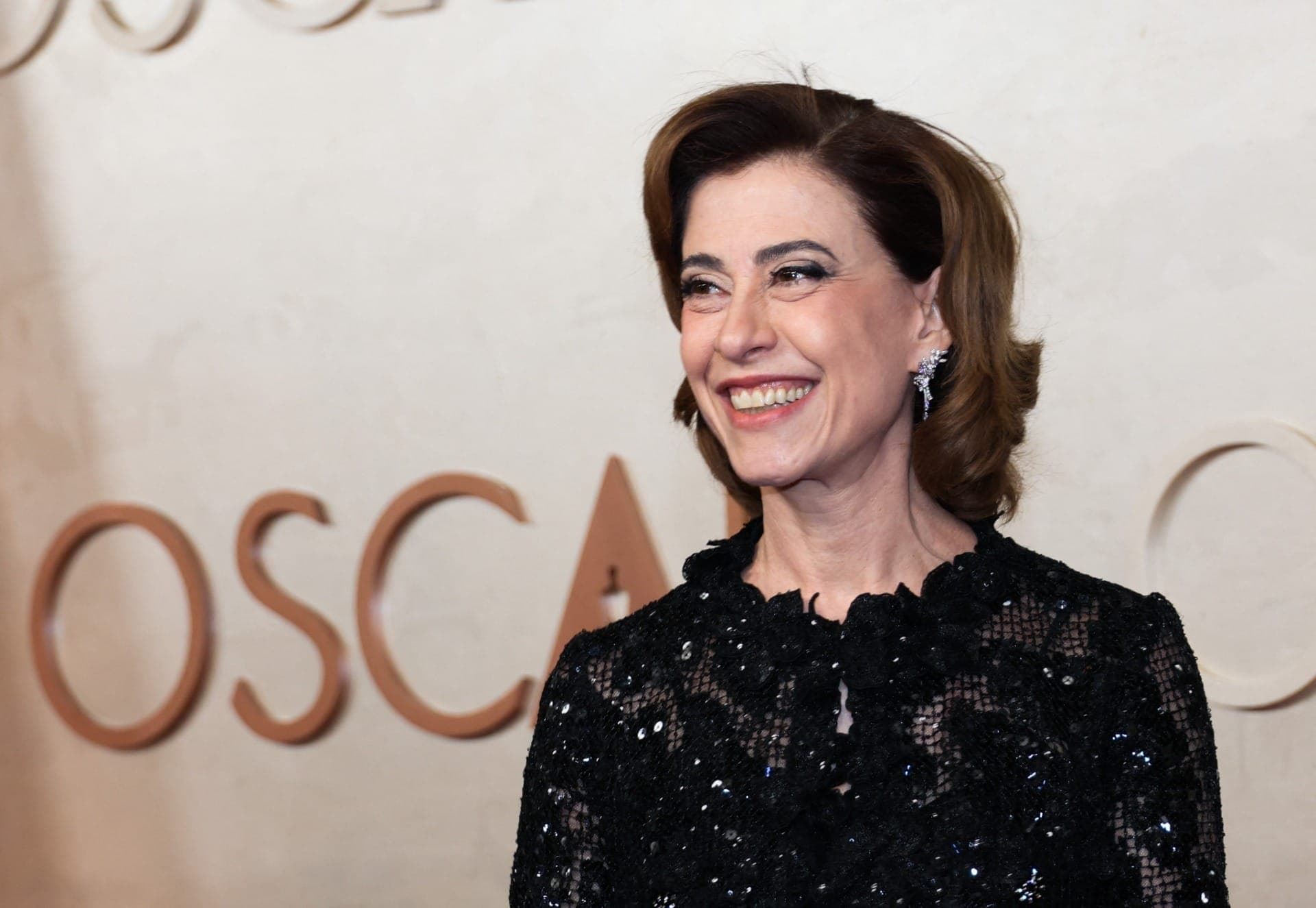 Fernanda Torres celebra Globo de Ouro e fala de santinho: 'Emocionadíssima'