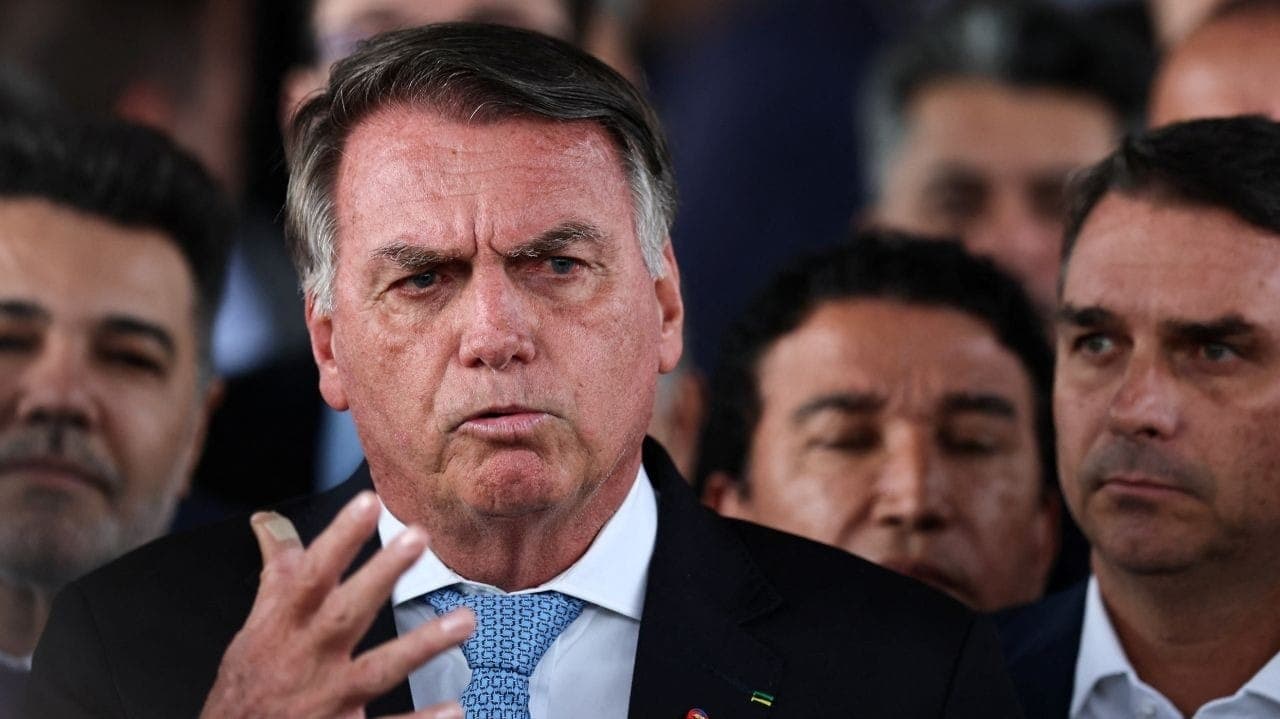 Bolsonaro tem título honorário rejeitado em PE, mas Michelle ganha comenda em GO