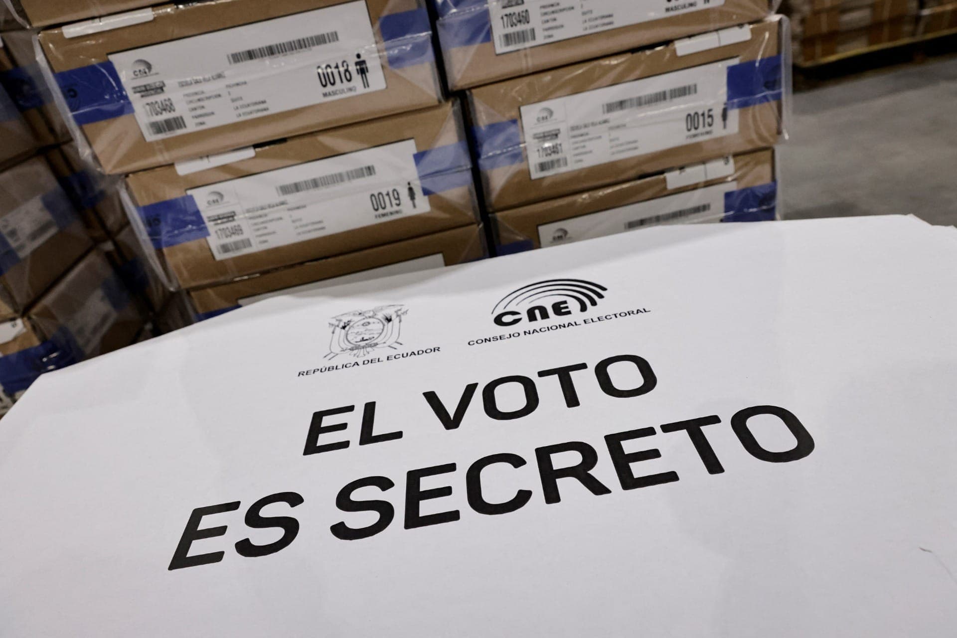 Equador escolhe presidente em 2º turno disputado entre esquerda e direita