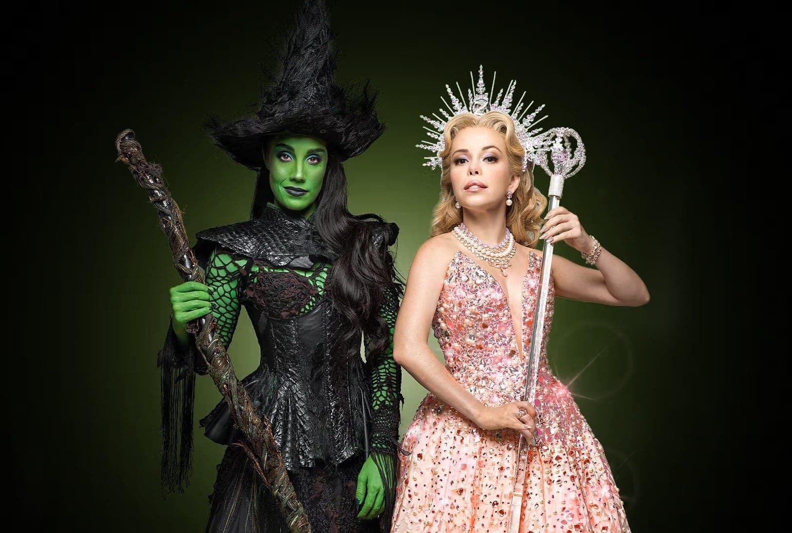 Com 100 mil ingressos vendidos em 1 mês, Wicked expõe a força do teatro no Brasil