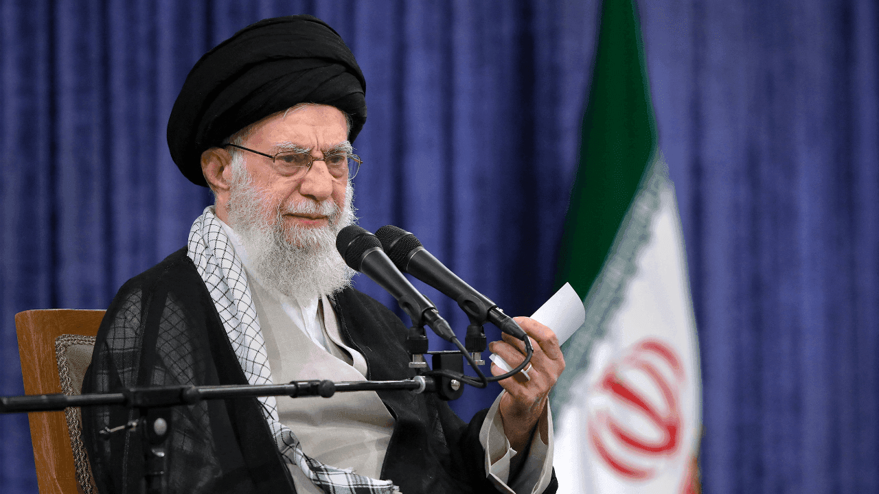Quem é o aiatolá Ali Khamenei e há quanto tempo ele está no poder?