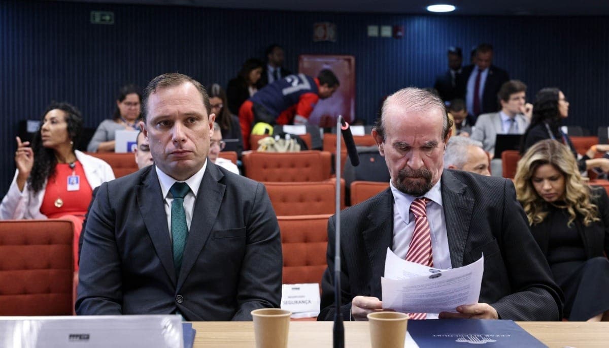 Cid declara que Bolsonaro pressionou para adiar entrega de relatório sobre urnas