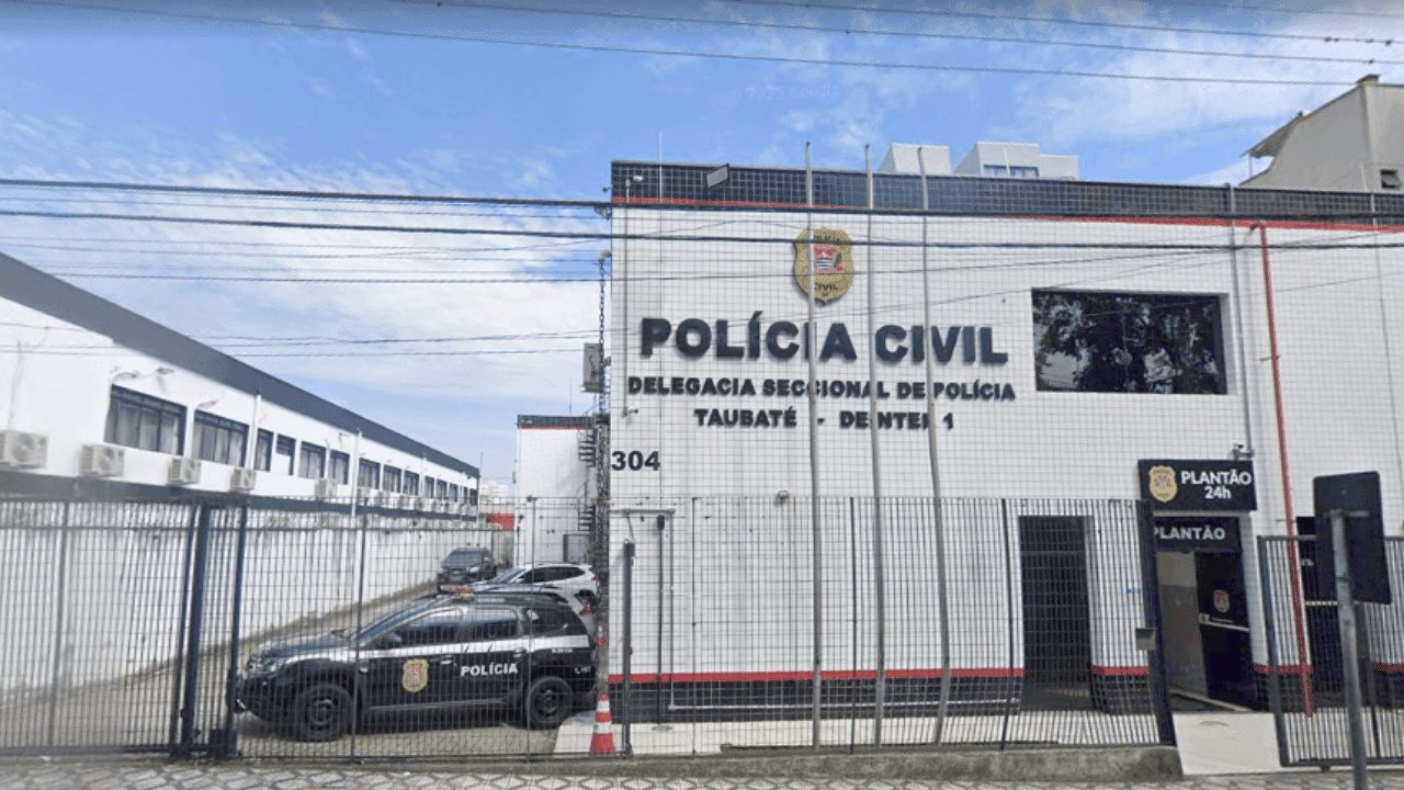 Perseguição em Taubaté: homem bate moto furtada contra viatura da PM