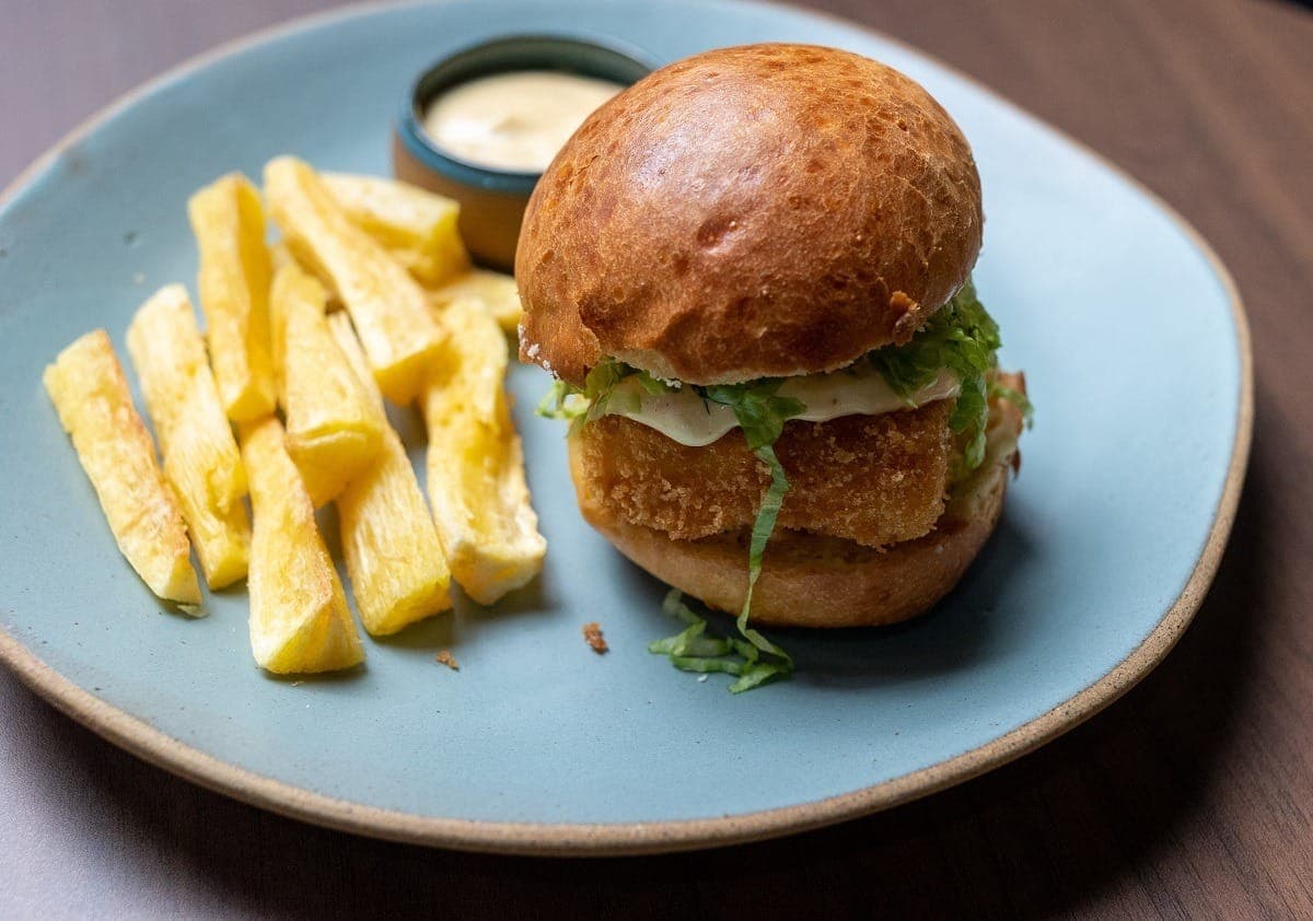 Hambúrguer com peixe fica bom? Descubra receita diferente e gostosa