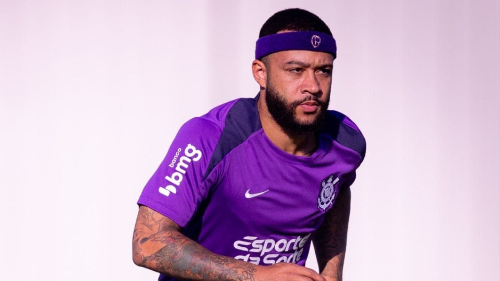 Sem justificativas, Memphis Depay falta a treino no Corinthians
