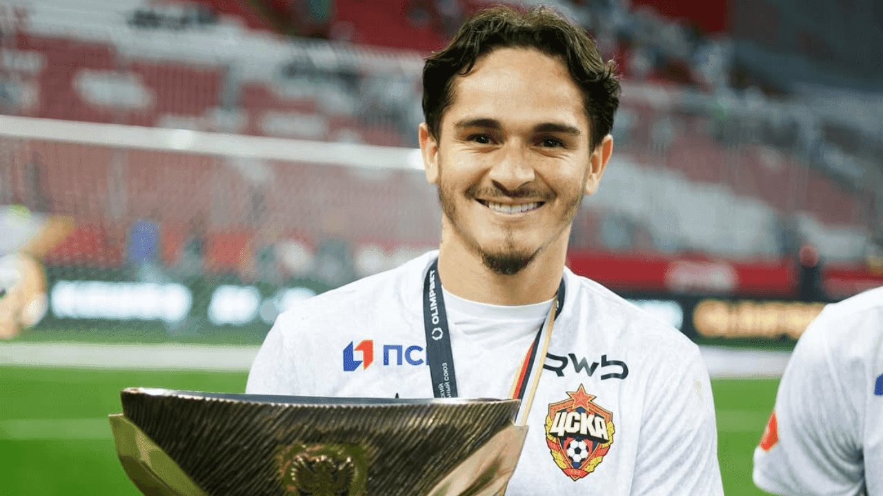 Lateral Khellven está a caminho do Brasil para assinar com o Palmeiras