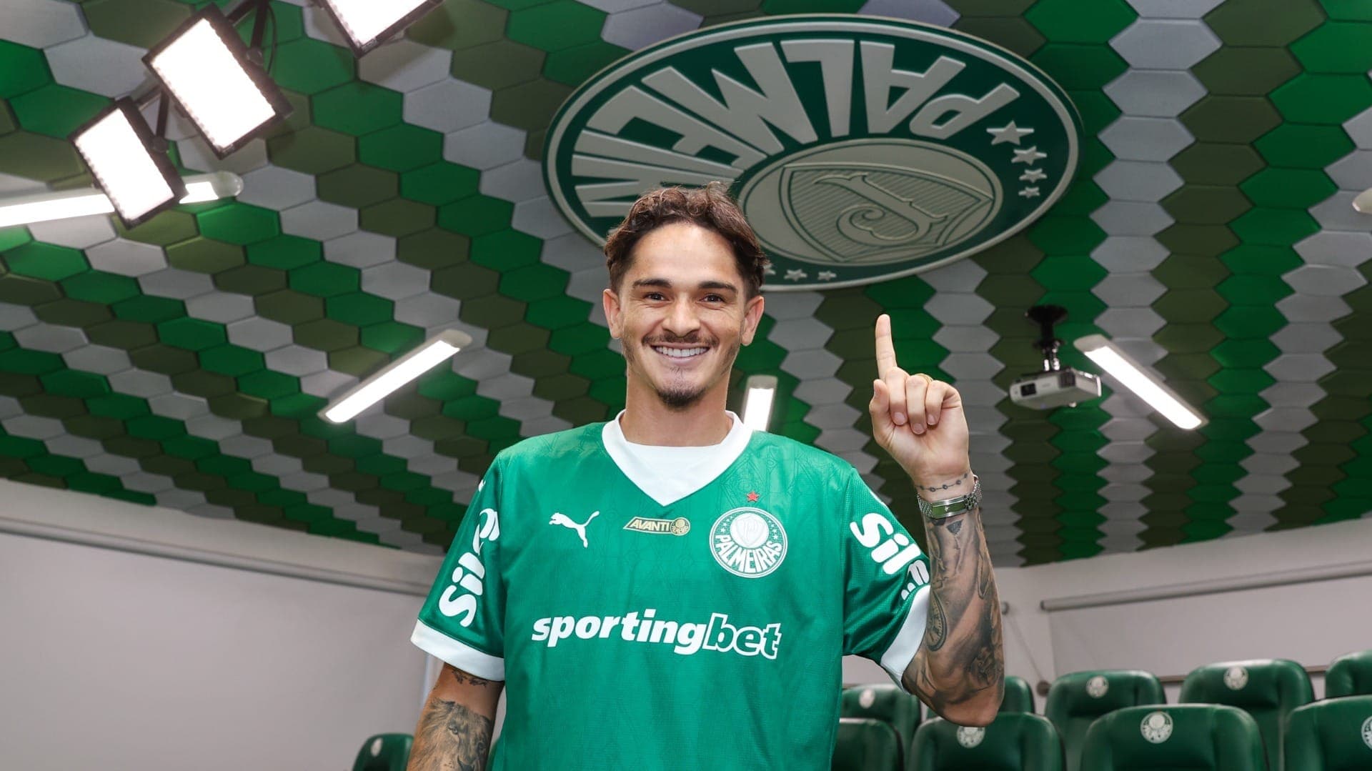Khellven, lateral-direito, é registrado no BID e tem data para poder estrear pelo Palmeiras