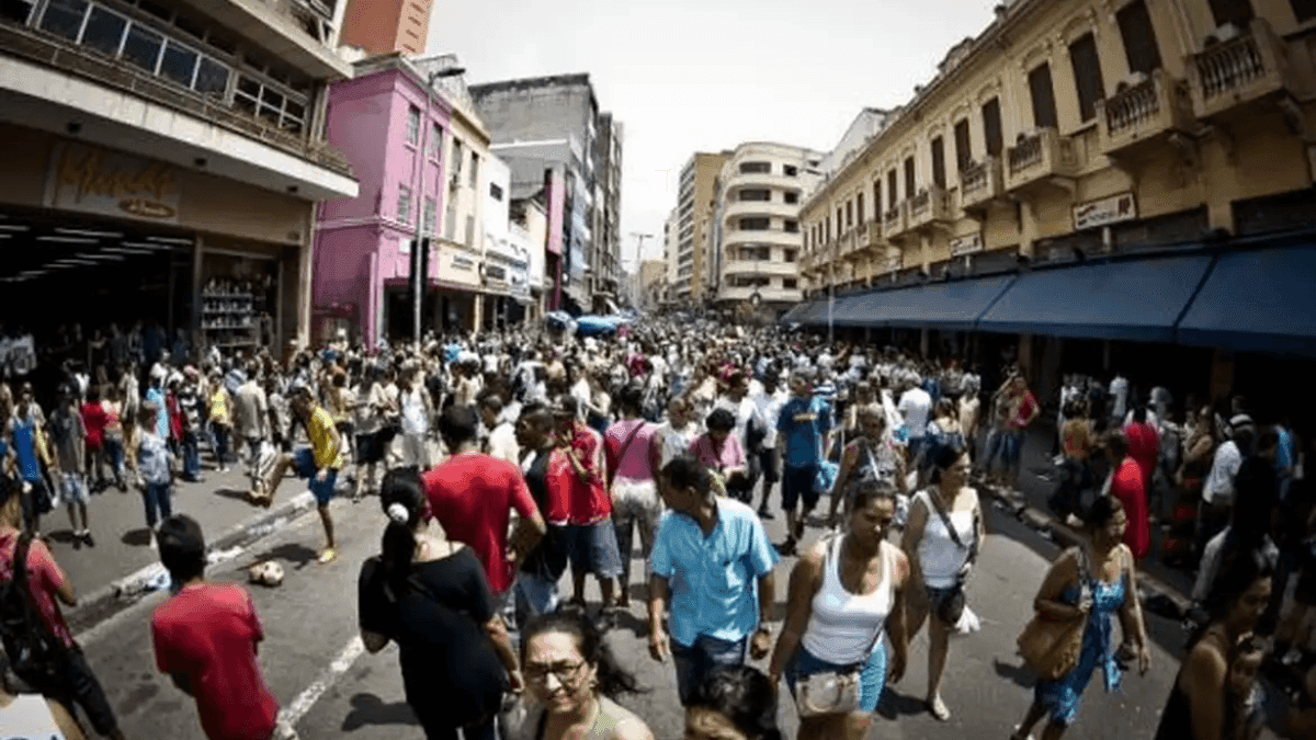 Brasileiros falam 20% menos do que há 30 anos, aponta estudo