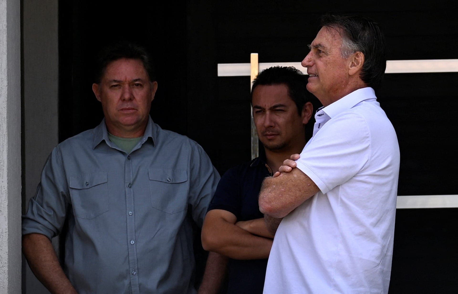 Jair Bolsonaro acompanha julgamento de casa ao lado dos filhos Carlos e Jair Renan