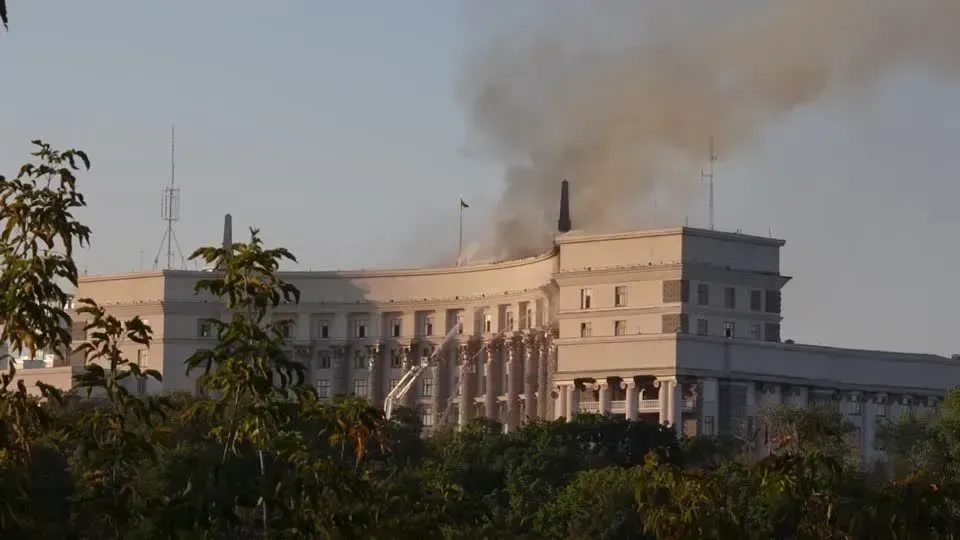 Rússia lança ataque massivo contra Kiev e atinge prédio do governo ucraniano