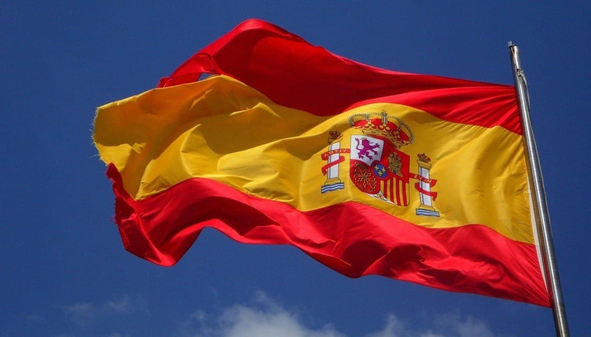 Espanha define que beijo na mão pode configurar agressão sexual; entenda