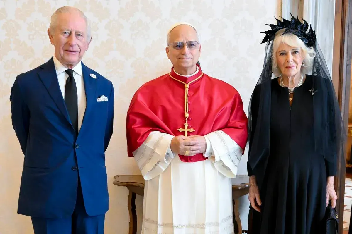 Papa Leão XIV e Rei Charles III realizam encontro histórico