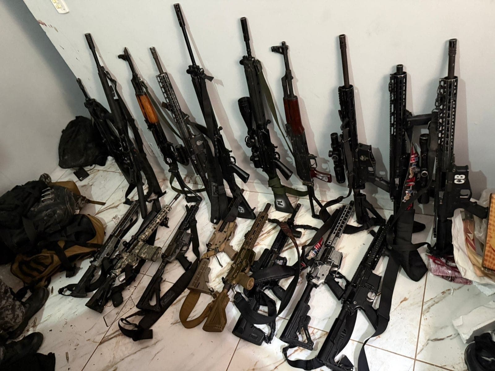 Forças de segurança apreendem armamento pesado durante operação no Rio de Janeiro