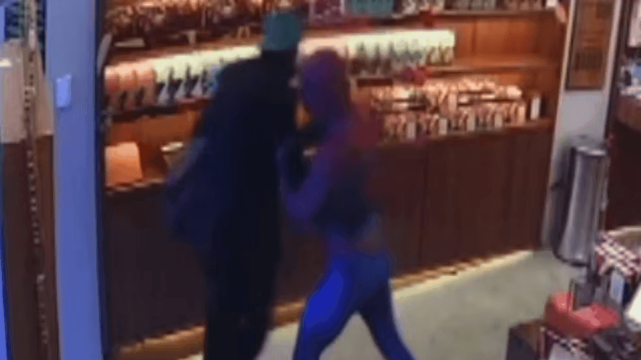 Homem Aranha impede furto de chocolate na Bahia