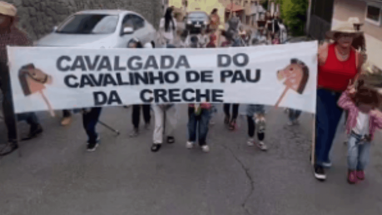 Cidade mineira tem cavalgada de cavalinhos de pau