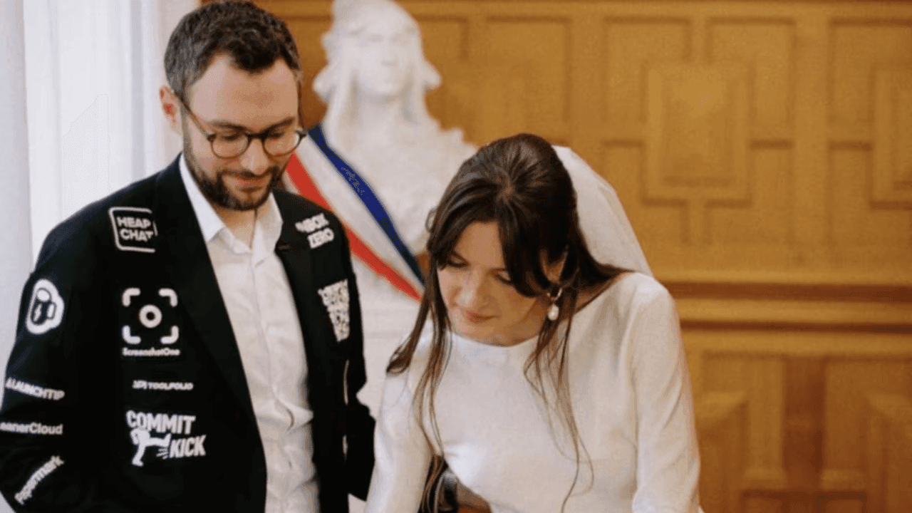 Noivo usa patrocínios em terno para bancar casamento