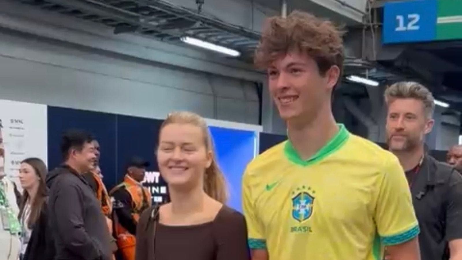 Cercado de fãs, Bearman chega a Interlagos com camisa de ex-craque da Seleção Brasileira