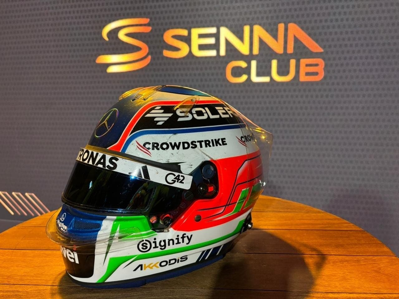 Antonelli presenteia família Senna com capacete usado no Grande Prêmio de São Paulo