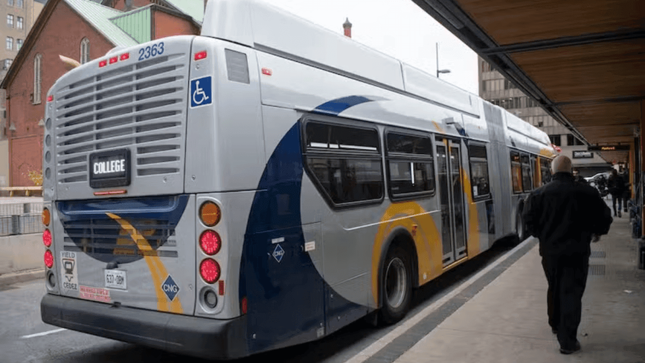 Homem invade ônibus na hora do intervalo e sai dirigindo no Canadá