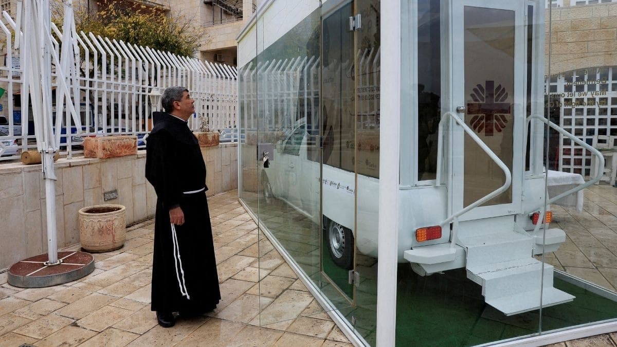 Papamóvel de Francisco é transformado em clínica para crianças de Gaza