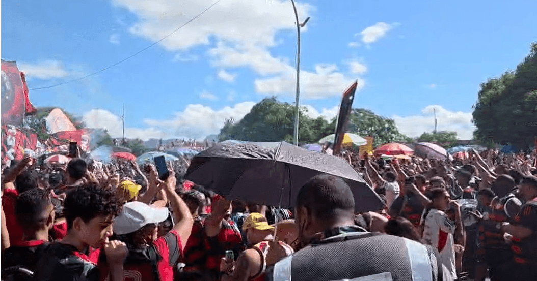 Com Pedro e apoio da torcida no 'Aerofla', Flamengo inicia viagem a Lima; assista