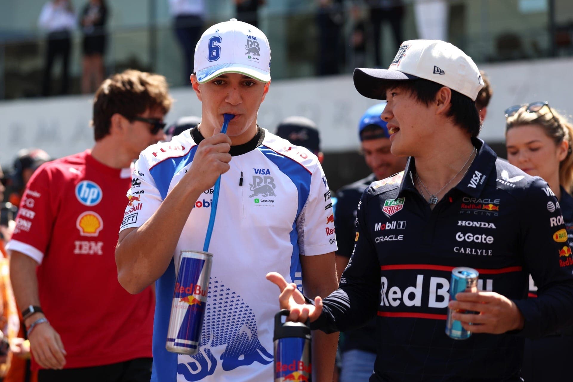 Red Bull deve promover Hadjar e Tsunoda fica sem vaga no grid da F1 em 2026